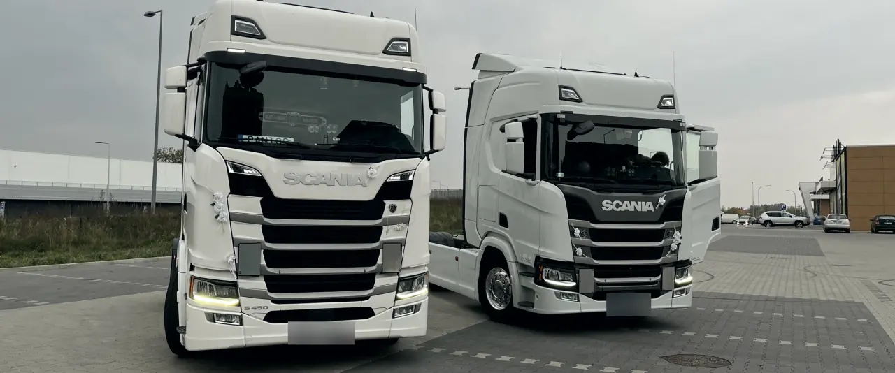 Dwa ciągniki Scania na placu przy bazie