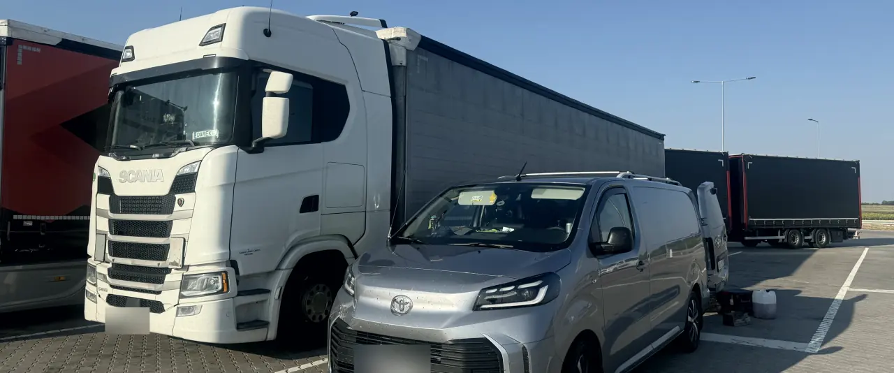 Serwisowy bus LOBOTRANSPORT obok ciągnika Scania na parkingu