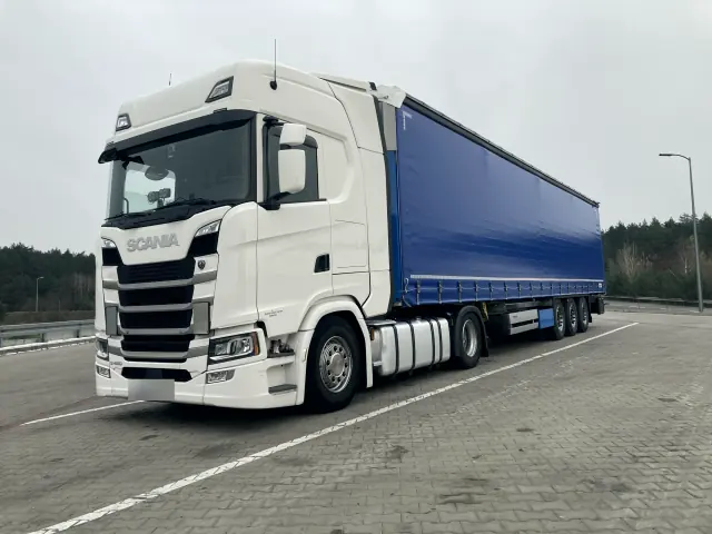 Ciągnik Scania z naczepą z niebieską plandeką