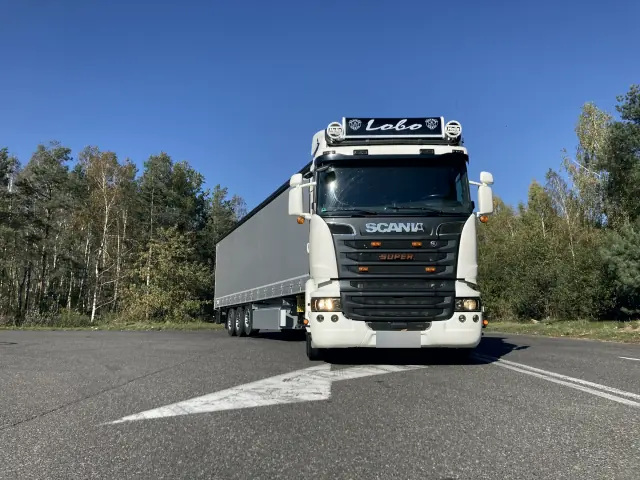 Ciągnik Scania z napisem Lobo na tle lasu