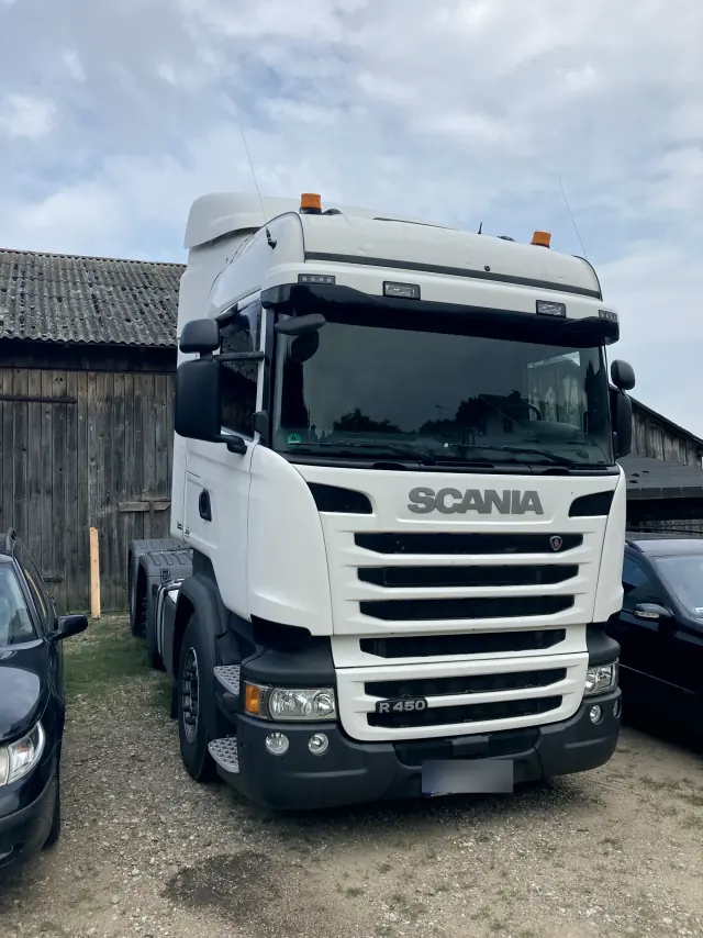 Ciągnik Scania na placu przy stodole