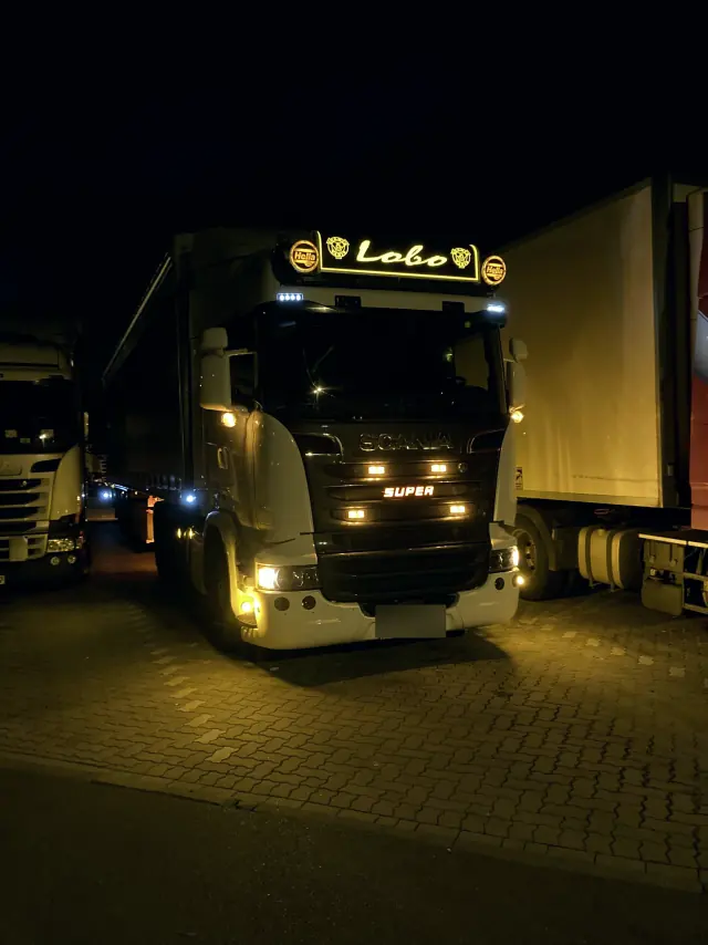 Zestaw LOBOTRANSPORT nocą z podświetlanym logo