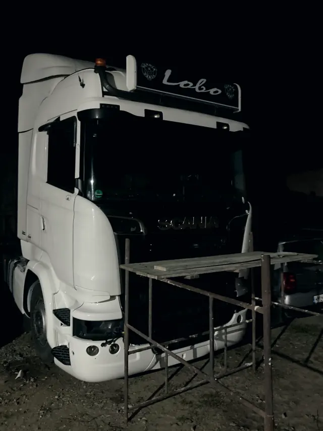 Ciągnik nocą przy warsztacie