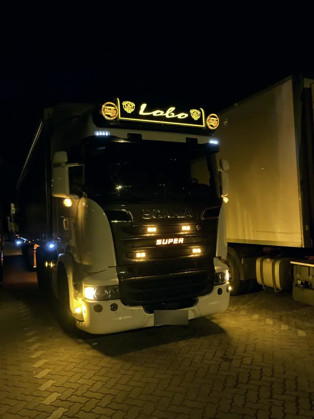 Zestaw z podświetlanym napisem Lobo w nocy
