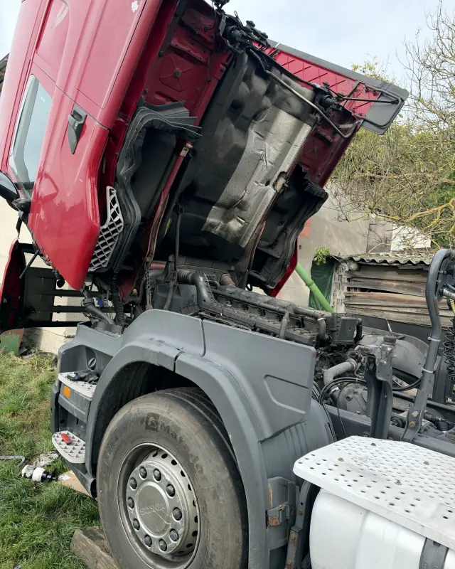Naprawa ciągnika z podniesioną kabiną poza warsztatem