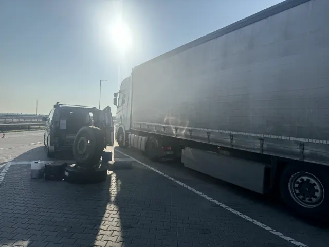 Wymiana koła przy naczepie na parkingu